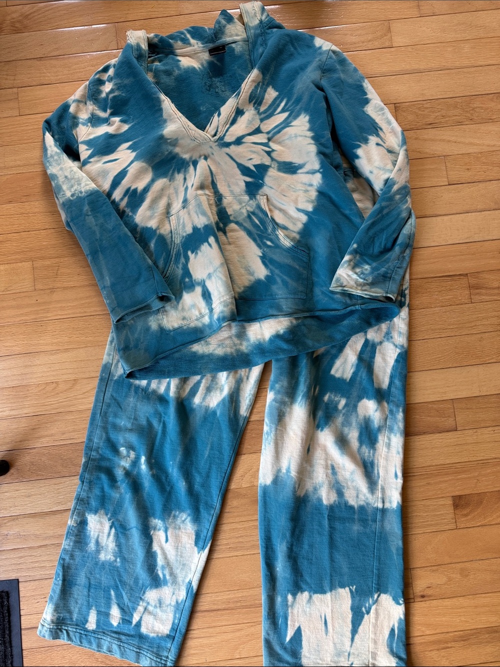Upcycled by jazzy river designs - blue & cream tie dye lounge set
